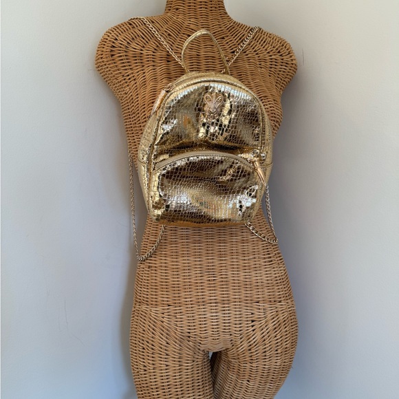 Molten metals gold trend- Laurel Dewitt gold bag/backpack/metal - Picture 4 of 14